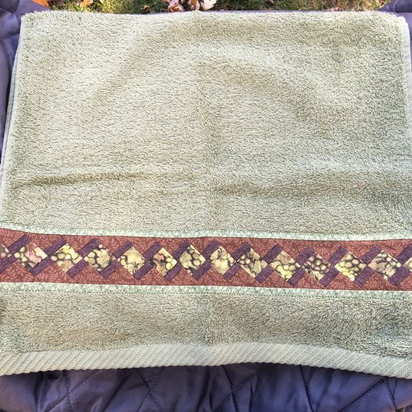 New Hand Towels - Hand Quilted Design - Multiple Colours Available - Picture 1 of 16